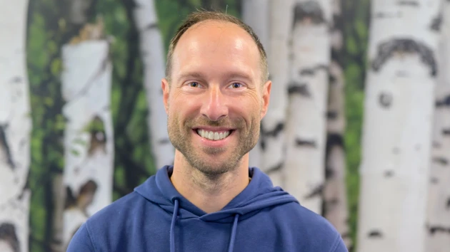 Daniel Edler mot en bakgrund av träd