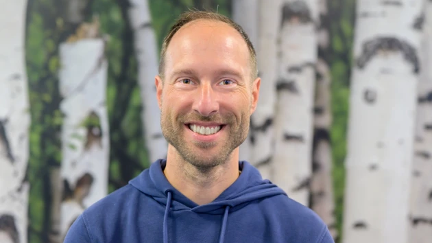Daniel Edler mot en bakgrund av träd