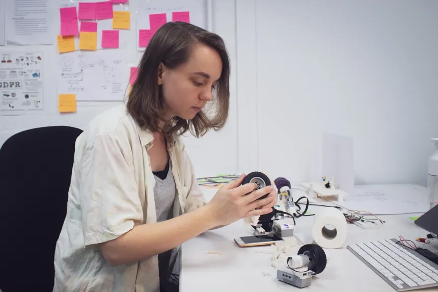 Ilse Pouwels prototypar sitt examensprojekt "Undermine Through Design", en nomadserver som bär på ett digitalt designmanifest som kontinuerligt och kollektivt skrivs.