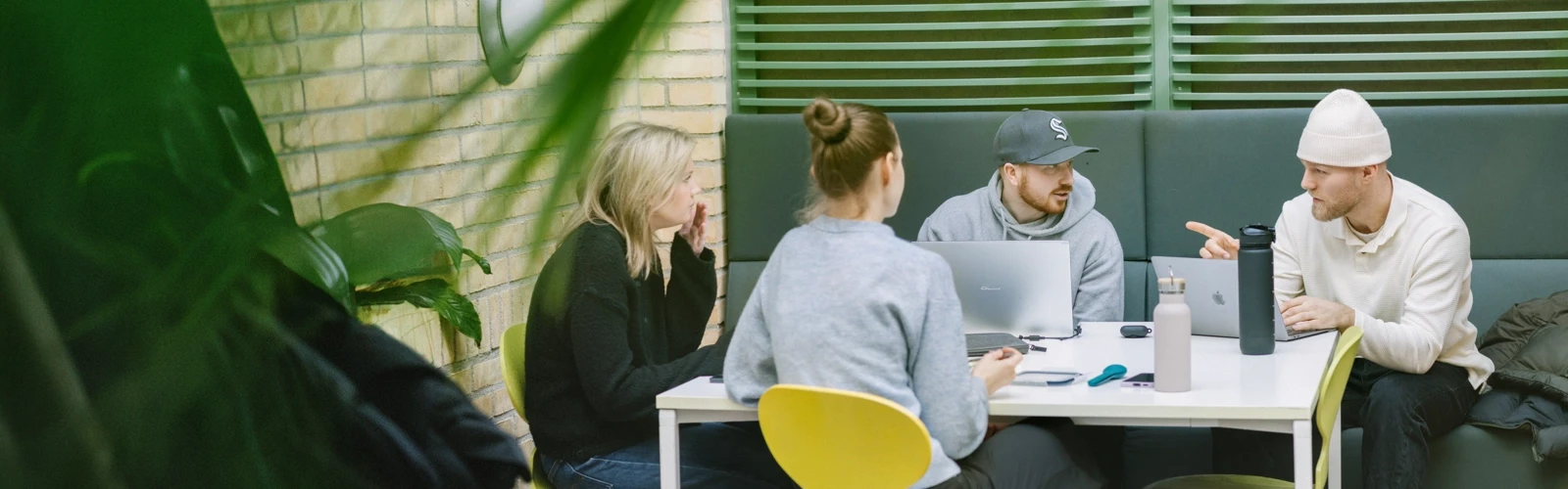 Umeå Universitet, Beteendevetarhuset. Studenter pluggar och äter lunch.