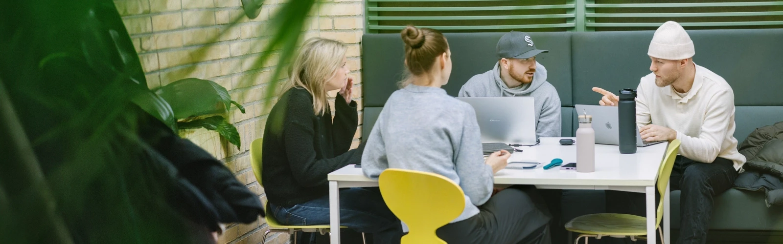 Umeå Universitet, Beteendevetarhuset.  Studenter pluggar och äter lunch.