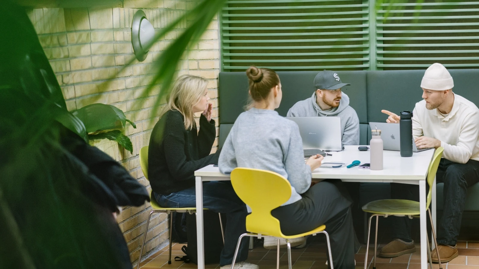 Umeå Universitet, Beteendevetarhuset. Studenter pluggar och äter lunch.