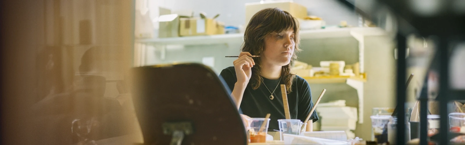 Umeå Universitet, Konsthögskolan. Studenter jobbar med sina projekt i en av verkstäderna.