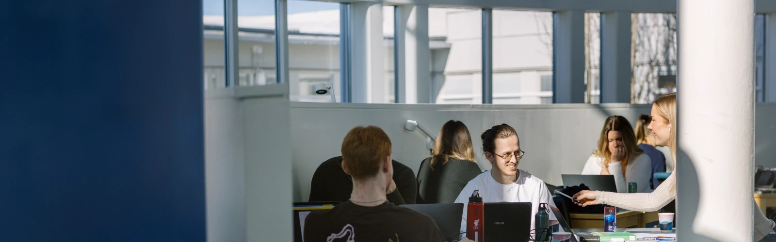 Umeå Universitet, Samhällsvetarhuset. Studenter pluggar.