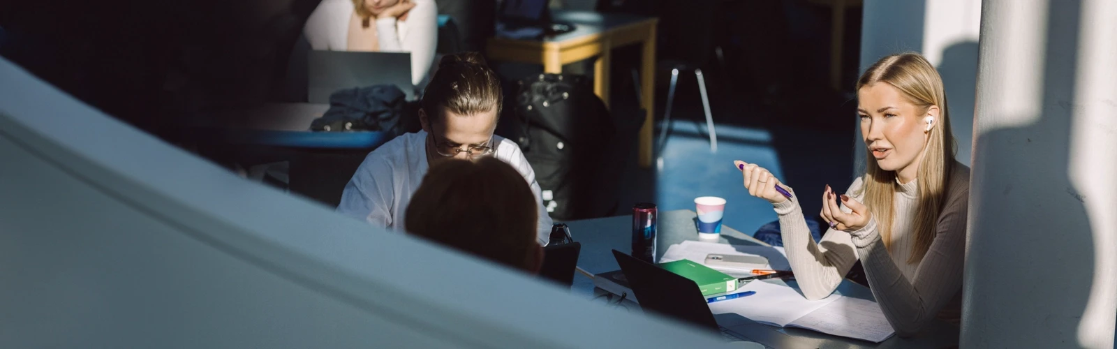 Umeå Universitet, Samhällsvetarhuset. Studenter pluggar.