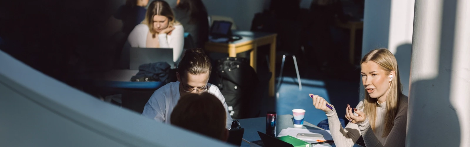 Umeå Universitet, Samhällsvetarhuset. Studenter pluggar.