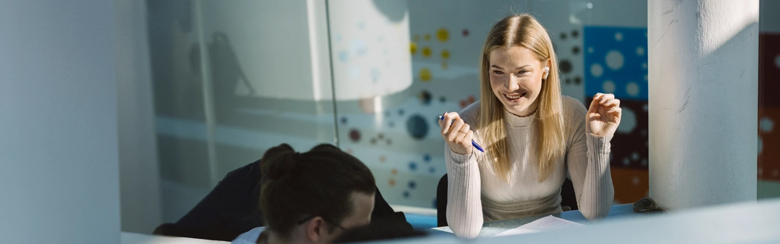 Umeå Universitet, Samhällsvetarhuset. Studenter pluggar.