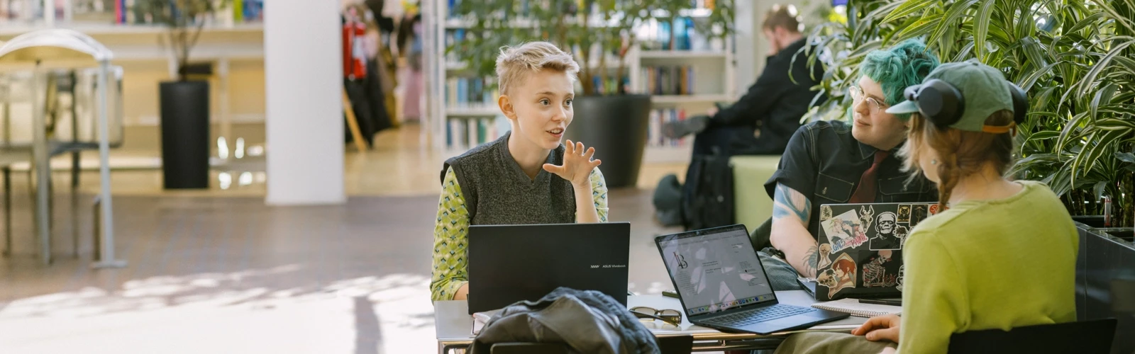Studenter pluggar inne på UB.