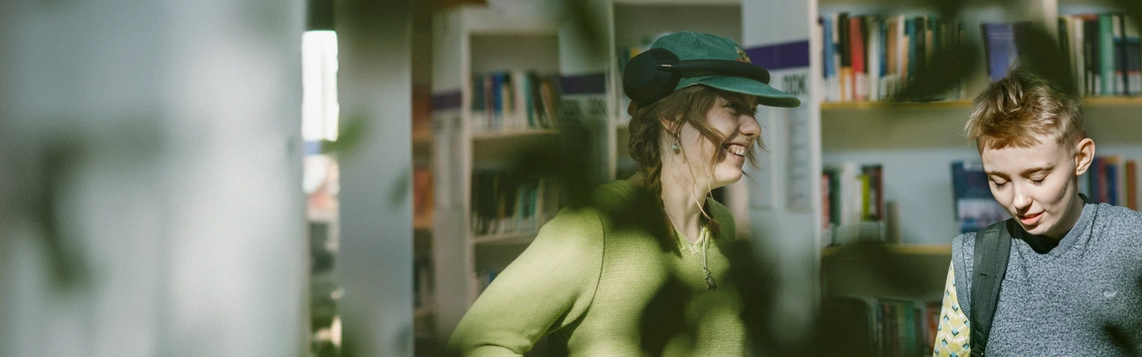 Studenter pluggar inne på UB.