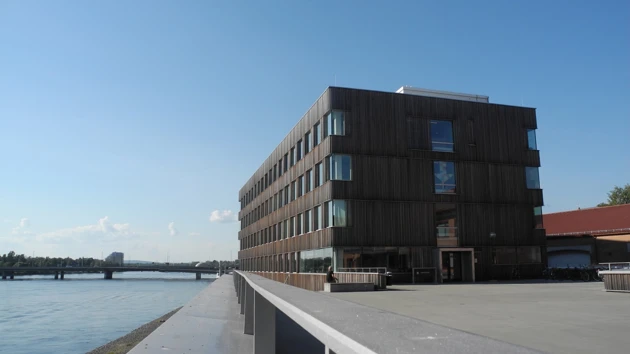 Konsthögskolans fasad i sommarljus