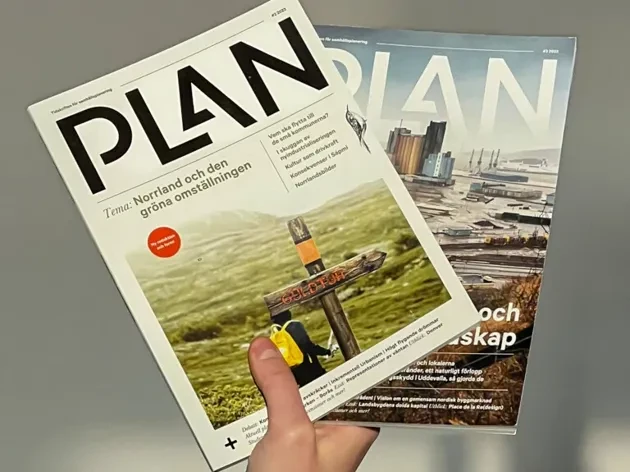 hand som håller i två nummer av tidskriften PLAN