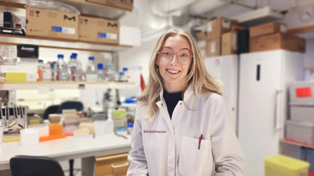 Bild på Elin Vikström stående i labbet