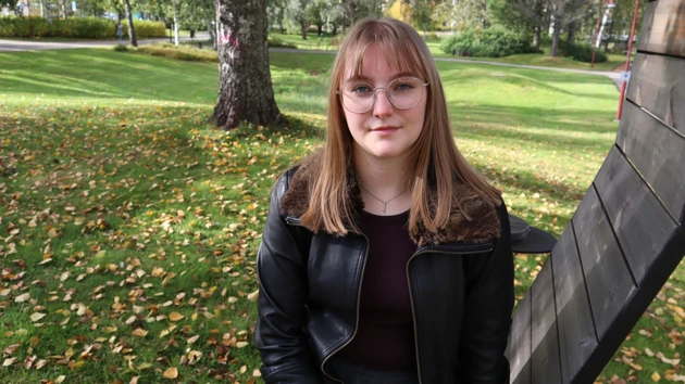 Porträttfoto på Elsa Le Meur, i bakgrunden träd och gräsmatta