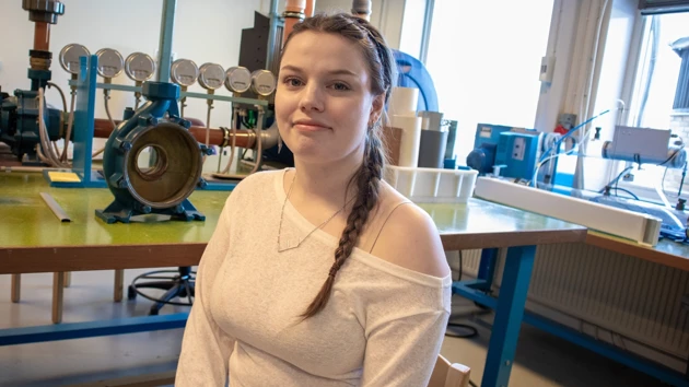 Porträttfoto på Emma Björ i energiteknikprogrammets labb