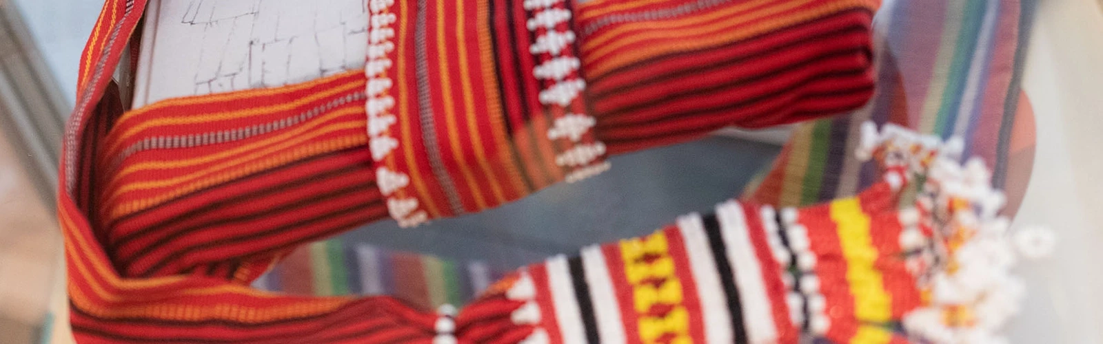 En bok inslagen i textil.