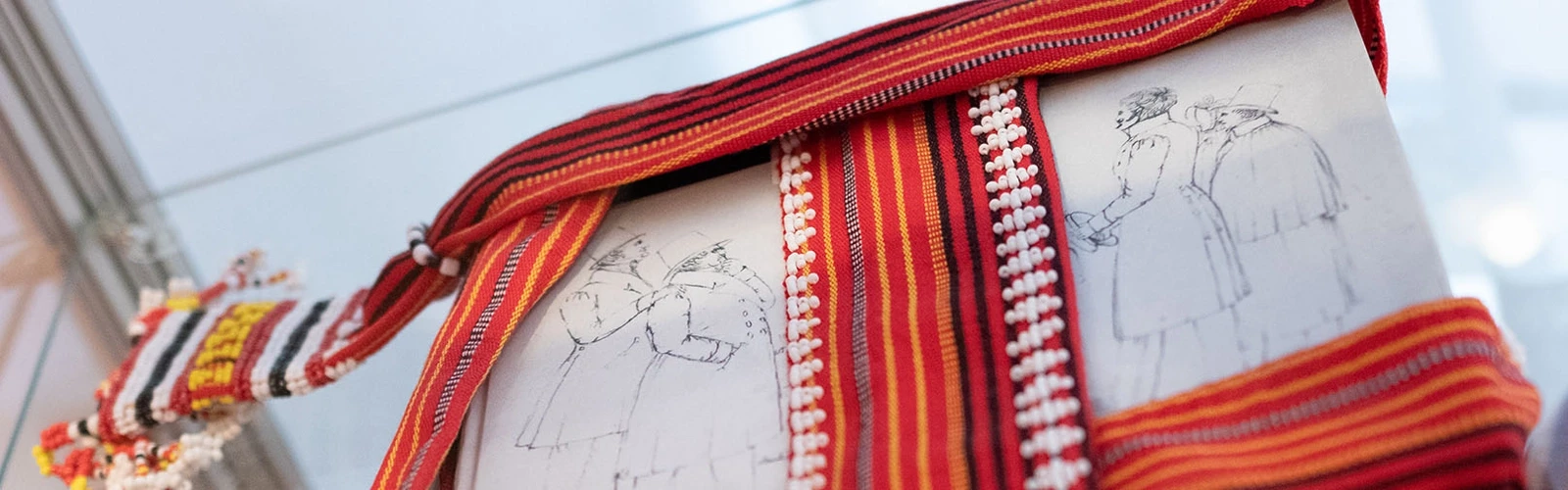 En bok inslagen i textil.