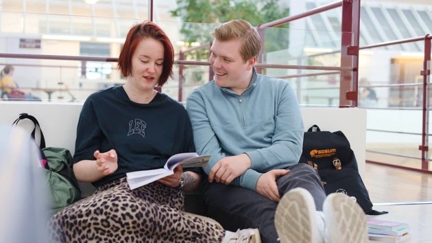 Elias Lindholm och Erika Lindén, studenter på Socionomprogrammet.