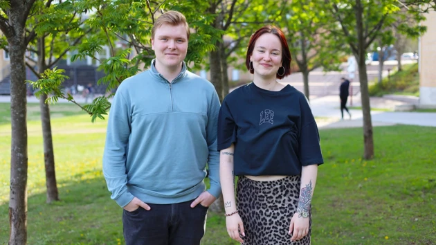 Porträtt av Elias Lindholm och Erika Lindén, studenter på Socionomprogrammet.