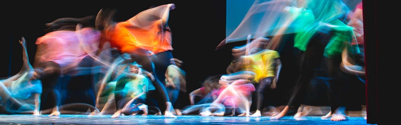 En grupp människor som står på toppen av en scen.