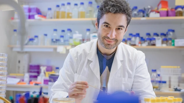 Porträtt på Felipe Cava, universitetslektor vid Institutionen för molekylärbiologi, Umeå universitet.