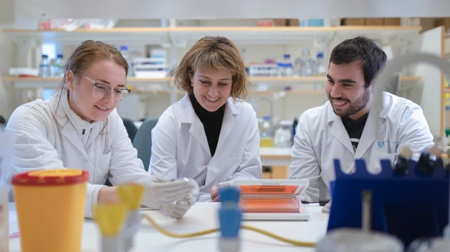 Biträdande universitetslektor Francesca Aguilo vid Institutionen för medicinsk biovetenskap i labbet med kollegor.