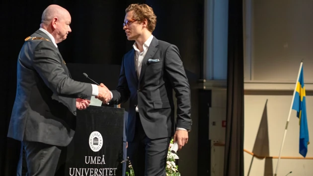 Oskar Fransson tar emot sitt diplom av rektor Hans Adolfsson