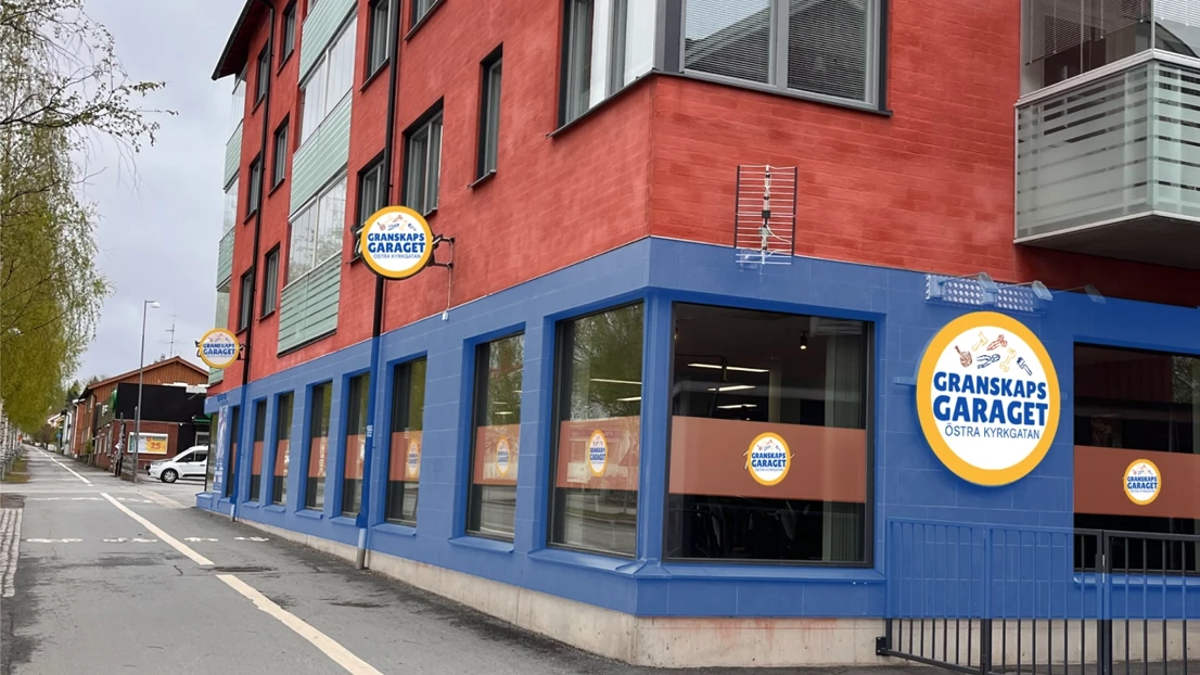Built into an apartment building with welcoming windows and street advertising, our local gym served as the perfect mockup for the Neighborhood Garage.