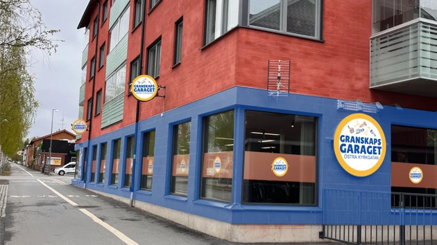 Built into an apartment building with welcoming windows and street advertising, our local gym served as the perfect mockup for the Neighborhood Garage.