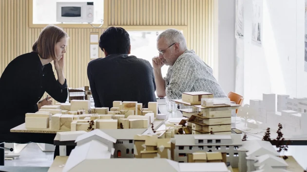 Student och lärare i handledningssamtal på Arkitekthögskolan.