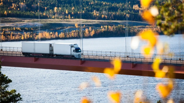 Långtradare kör över Höga kusten-bron