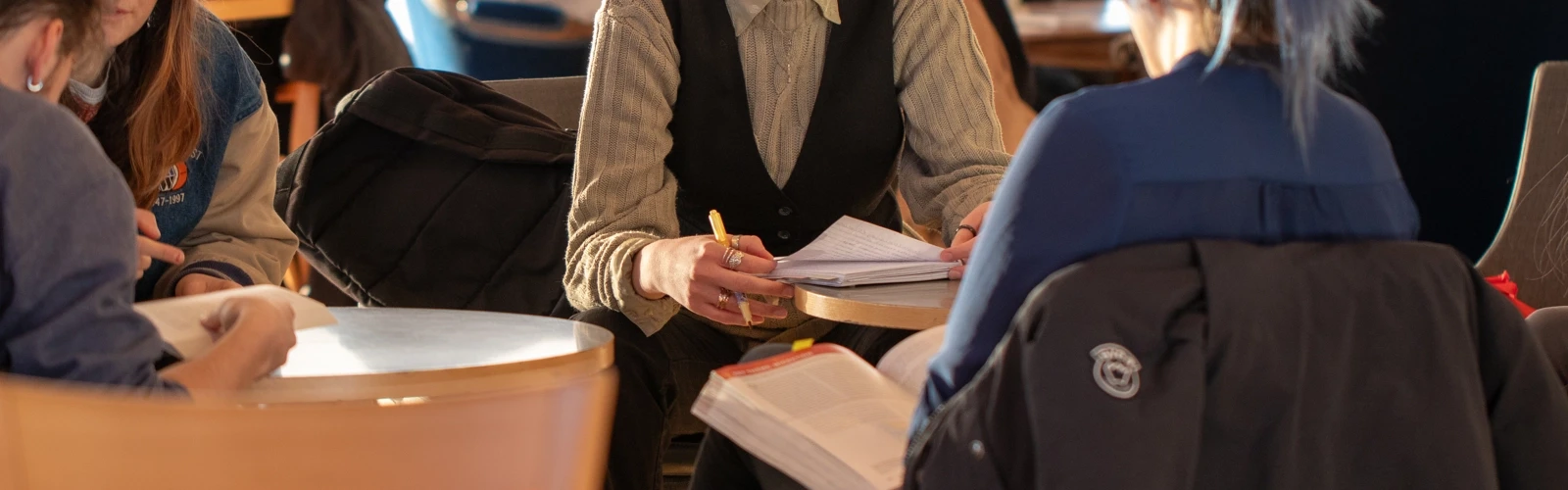En grupp människor som sitter runt ett bord.