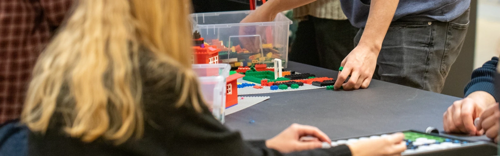 Humaniststudenter bygger med lego.