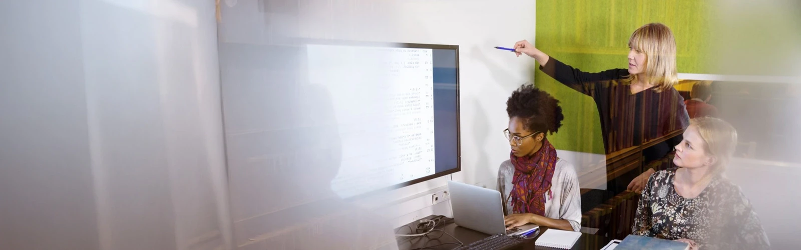 Tre personer på möte