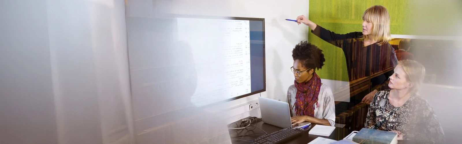 Tre personer på möte