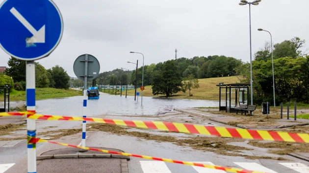 Översvämmad, avspärrad bilväg.