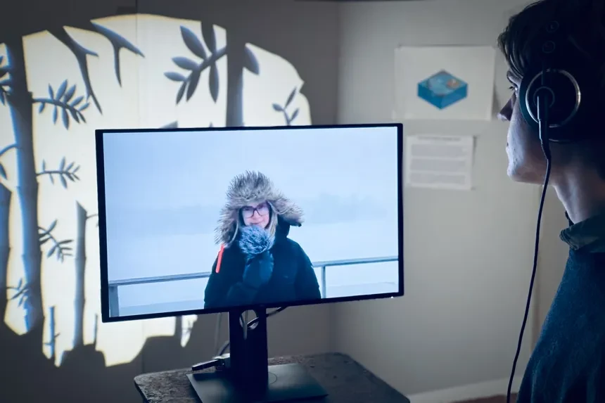 BFA-studenten Zeo Löwenhielm demonstrerar sin grupps spekulativa designscenario under Hot Team-utställningen.