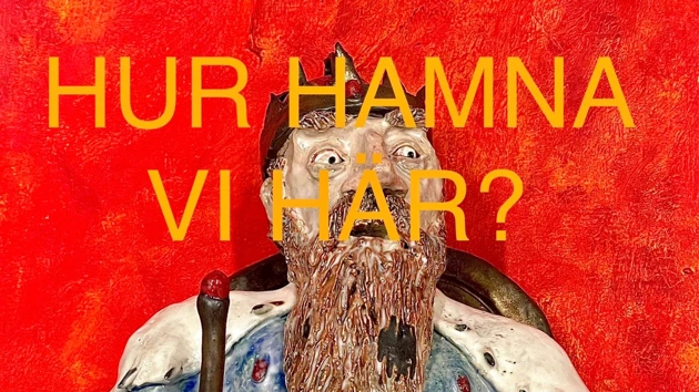 Mansperson mot röd bakgrund