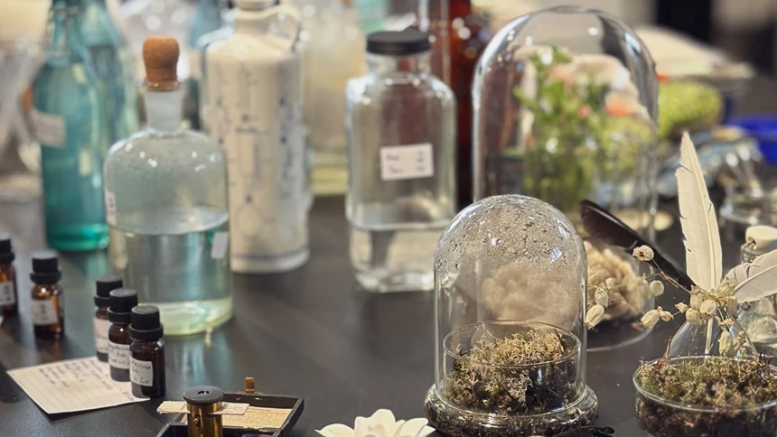 Participants share personal memories and experiences of scent while exploring how smell shapes emotional responses to environmental change, during a workshop led by Tarsh Bates.