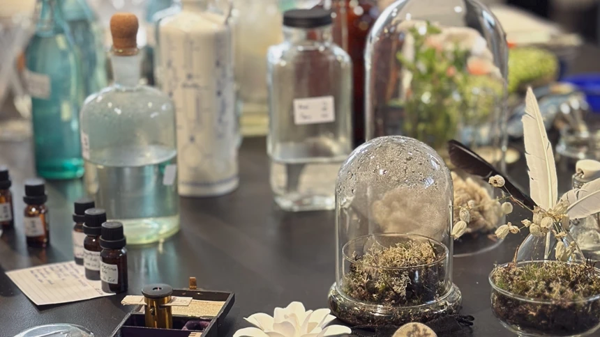 Doftande biomaterial medtaget av workshopdeltagare.