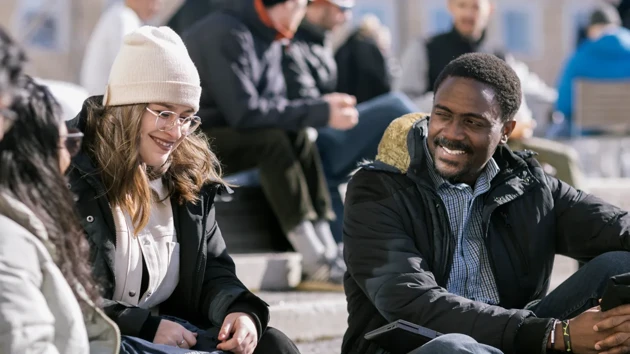 En grupp av internationella studenter ute i solen. 