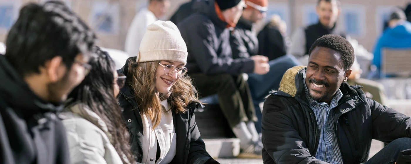 Internationella studenter utanför Lindellhallen.