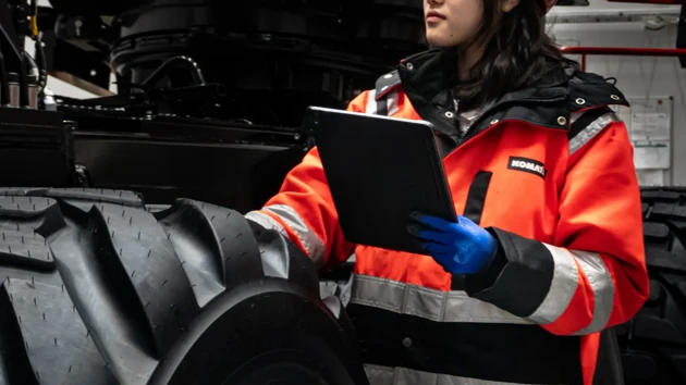 A mechanic conducting maintenance service with the assistant of Maxi 3D.