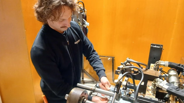 Bild på Jonas Dahlberg Christensen i vid maskin i provcellen på Indexator