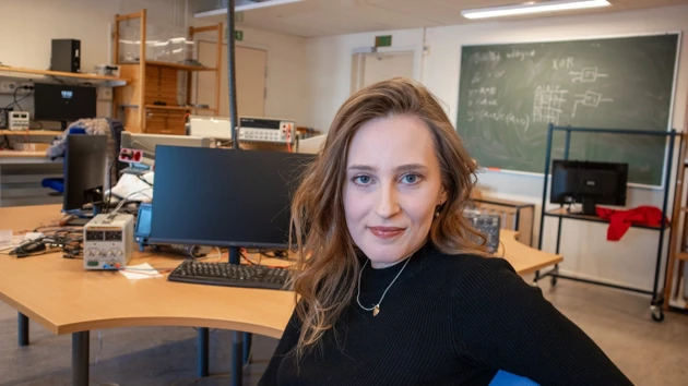 Porträttfoto på Julia Eklund i elektroniklabbet