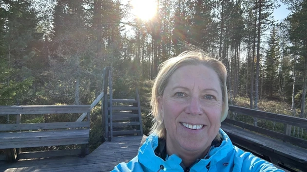 porträtt på kvinna i skogen