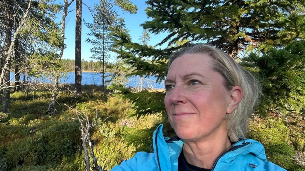 porträtt på kvinna i skogen