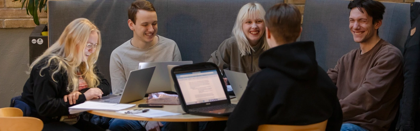 Studenter som grupparbetar i KBC-huset