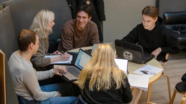 Studenter som grupparbetar i KBC-huset