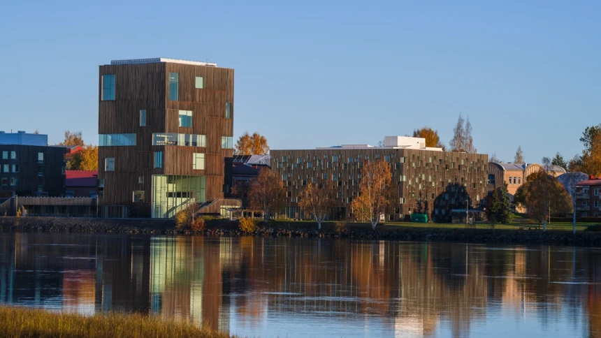Konstnärligt campus med umeälven framför