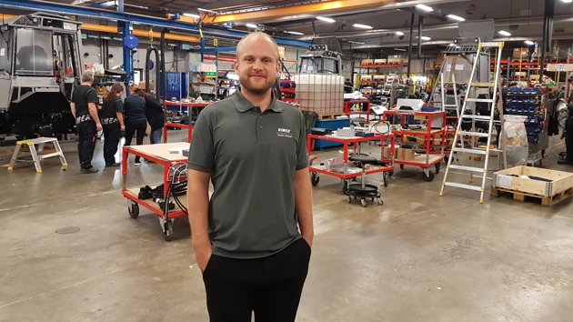 Bild på Kim Lingwall stående i industrilokal